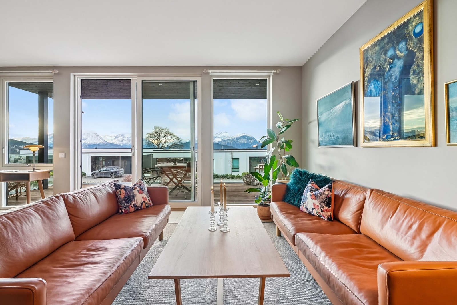 Både inne og ute nytes den fine utsikten til fulle. Galleribilde