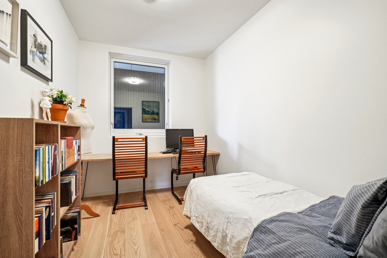 Vindu vender mot nord og svalgang. Galleribilde