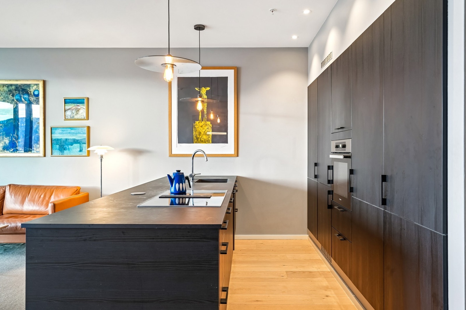 Kjøkkenet er meget funksjonelt, med mye skapplass og gode arbeidsflater. Galleribilde