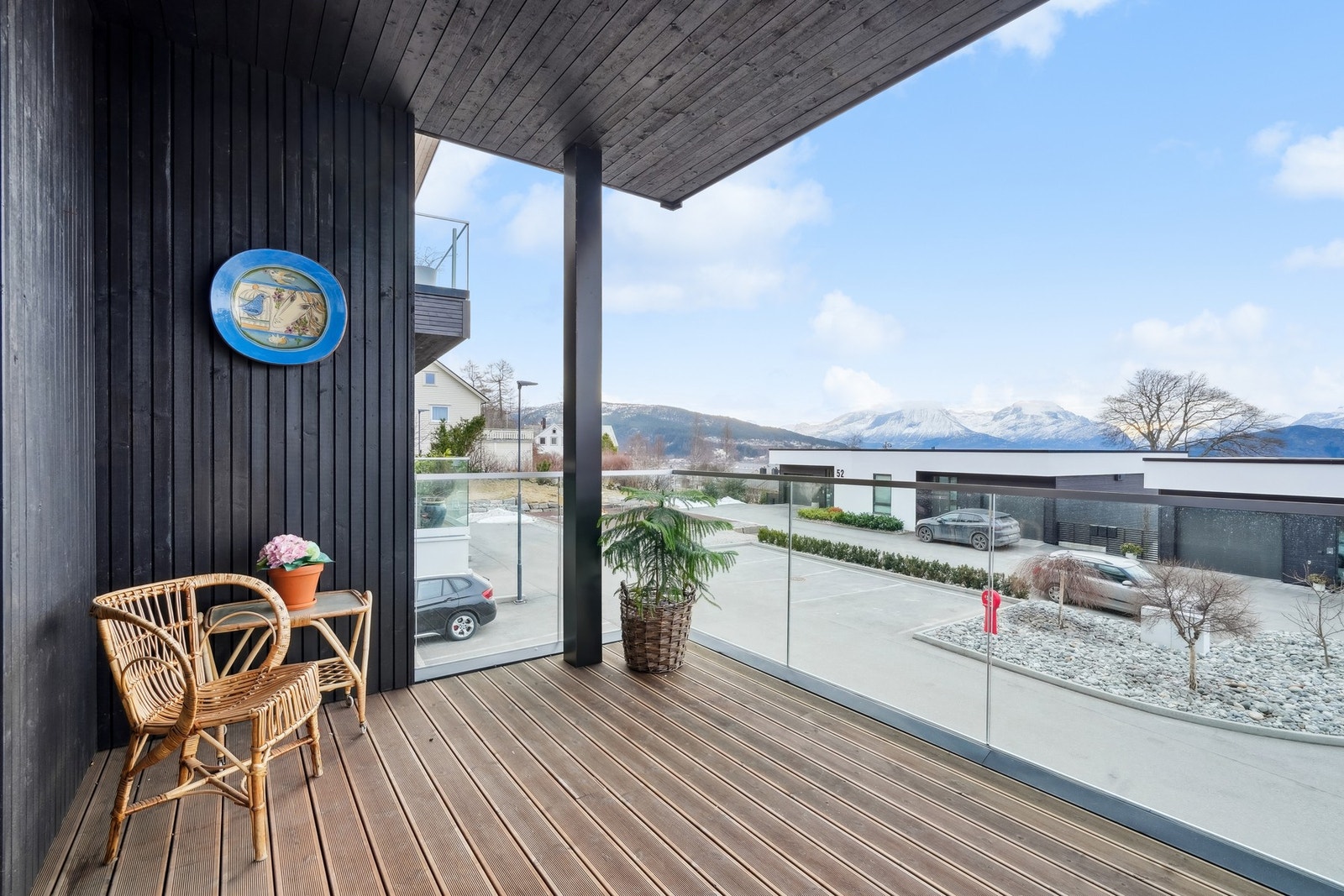 Det er gode møbleringsmuligheter på verandaen. Her er det plass til loungegruppe Galleribilde