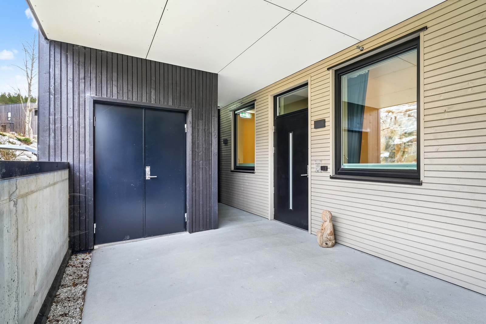 Fint inngangsparti til leiligheten med utebelysning montert og stikkontakt. Galleribilde