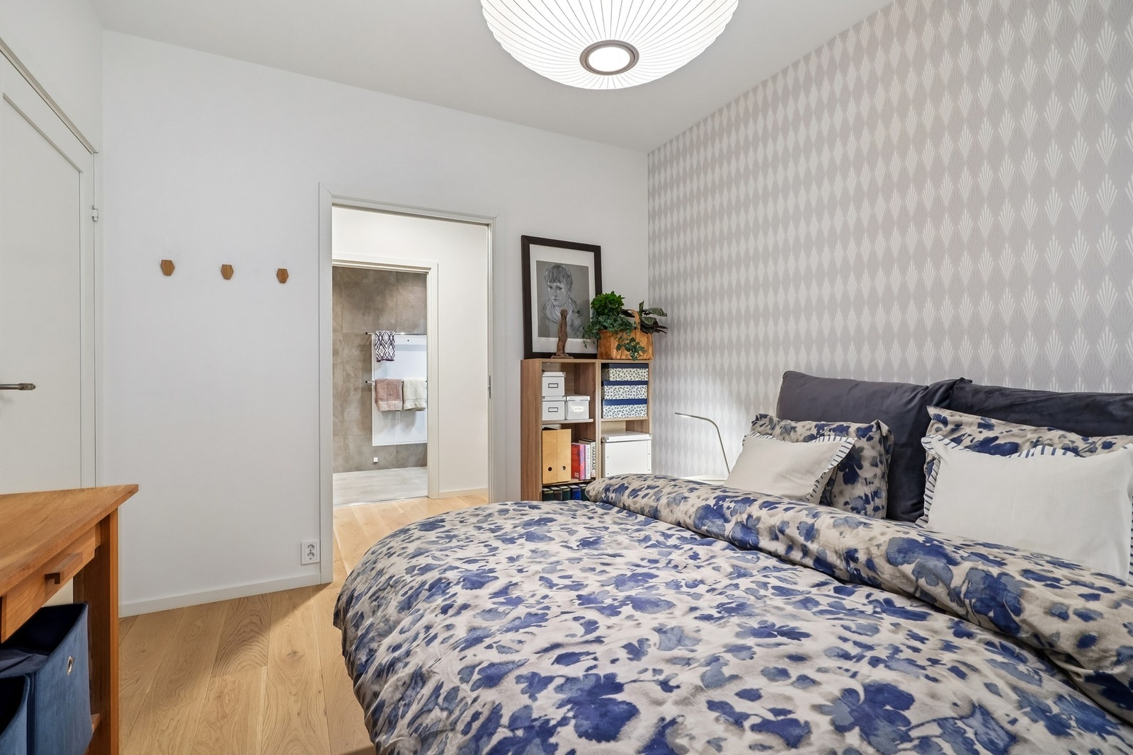 Fra hovedsoverommet er det tilkomst til walk-in garderobe og videre inn til et privat bad. Galleribilde