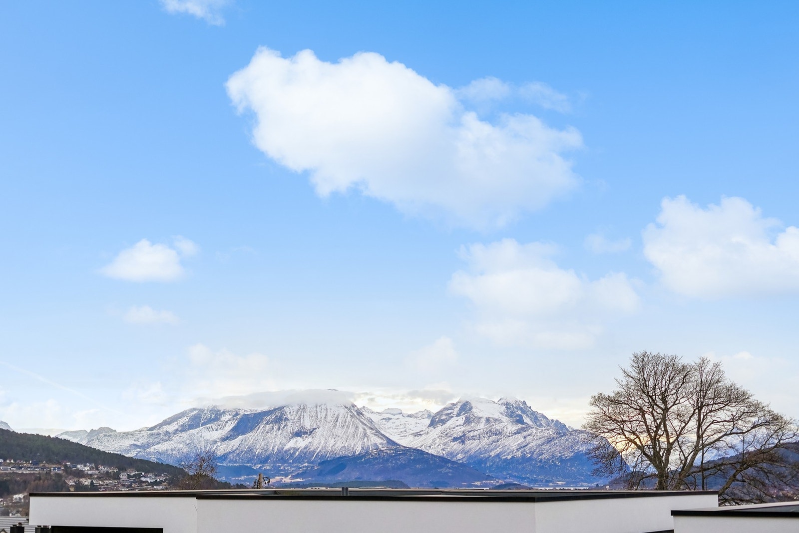 Fra verandaen kan du nyte vakker utsikt over majestetiske Sunnmørsfjell.. Galleribilde