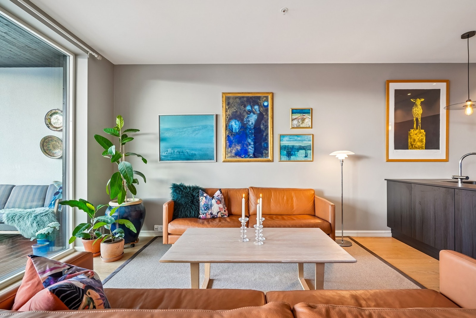 Det er god plass til å møblere med sittegruppe. Stuen får mye naturlig lys fra de sørvendte vindusflatene. Galleribilde