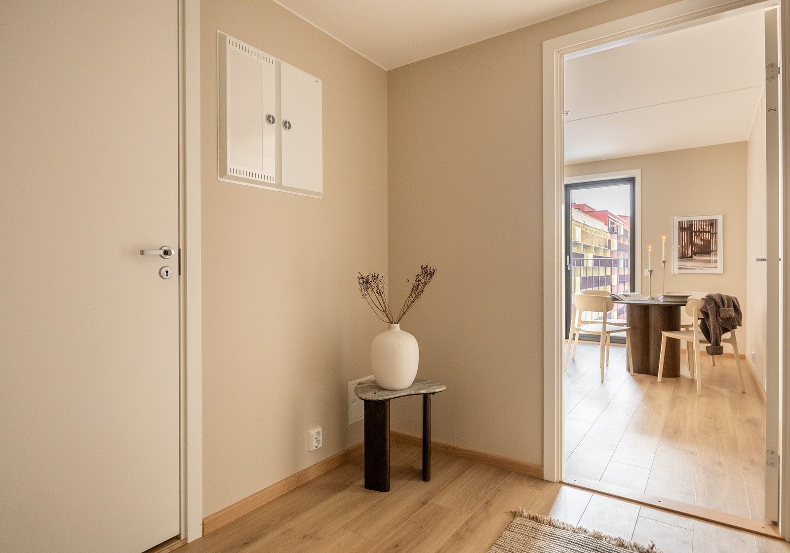 Romslig gang med plass for oppbevaringsmøbler. Galleribilde