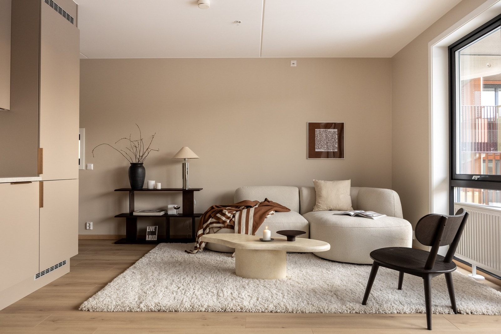 Det er fjernvarme og balansert ventilasjon, som i kombinasjon gir en energieffektiv bolig. Galleribilde