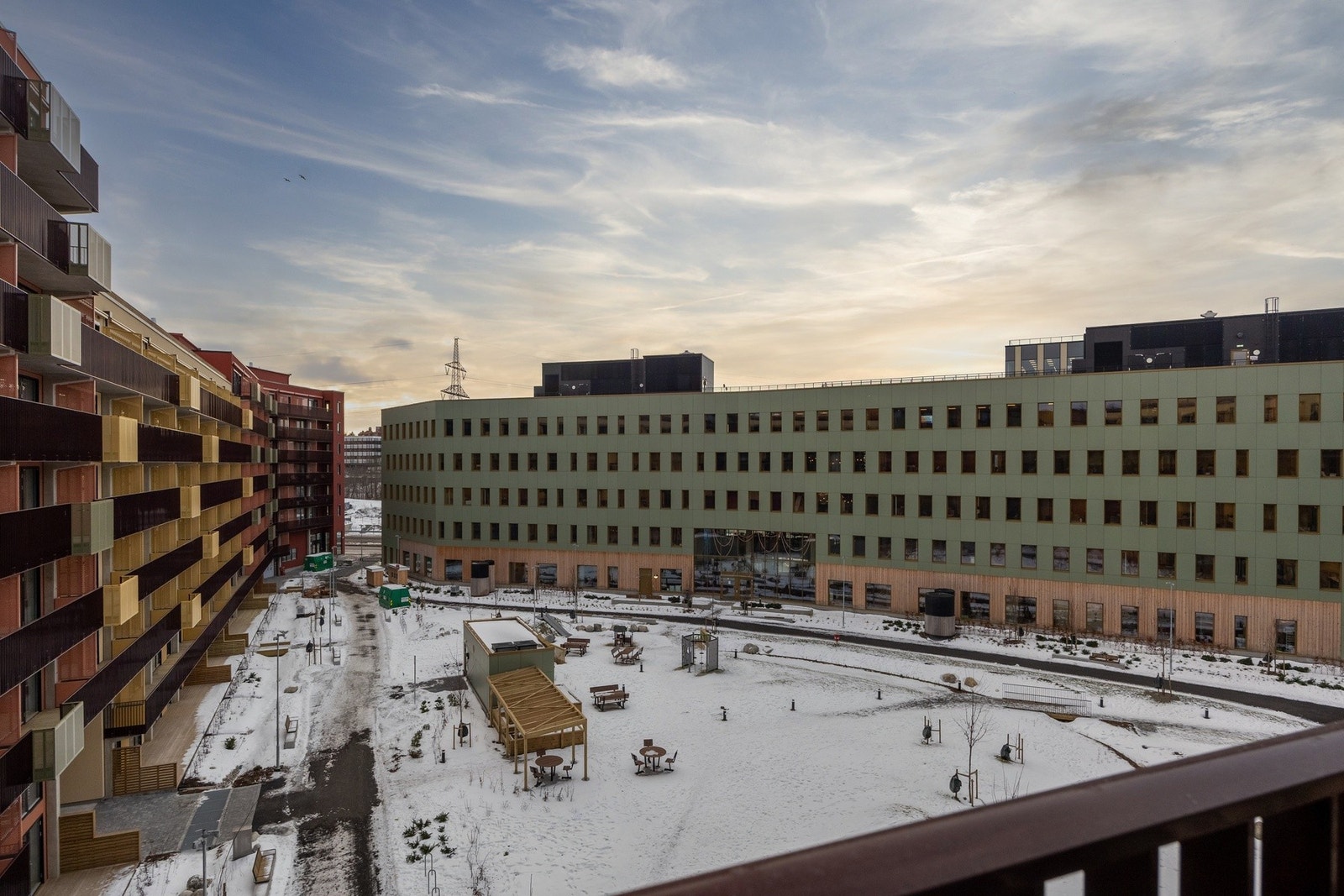 Leiligheten vender i sin helhet mot indre gårdsrom. Galleribilde