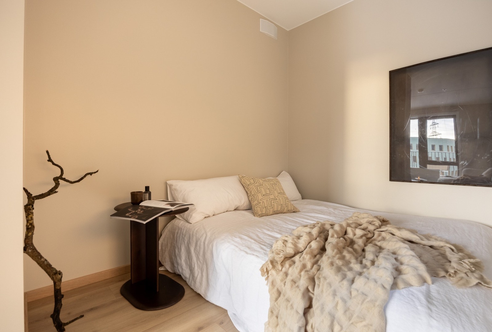 God plass til stor seng og nattbord. Galleribilde