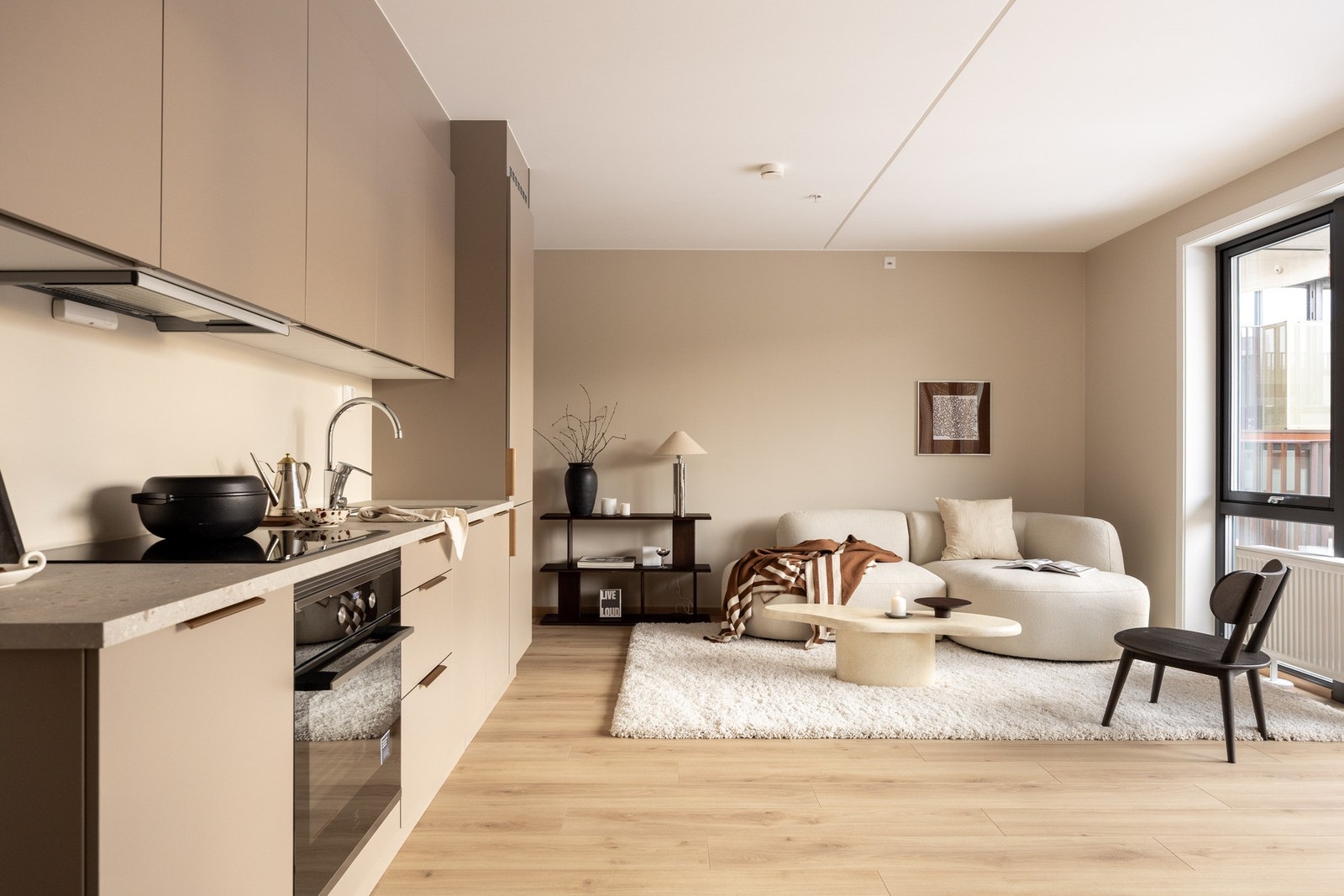 Det er en sosial åpen løsning mellom stuen og kjøkkenet, som gir optimal plassutnyttelse. Galleribilde