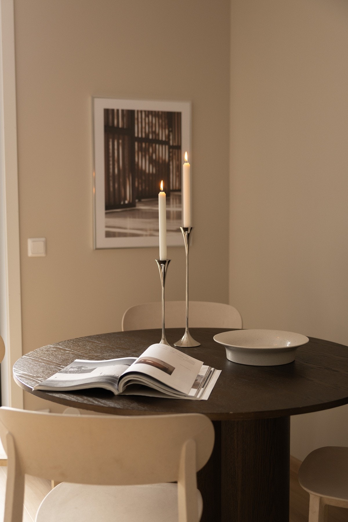 Overflatene er malt i en behagelig fargetone. Galleribilde