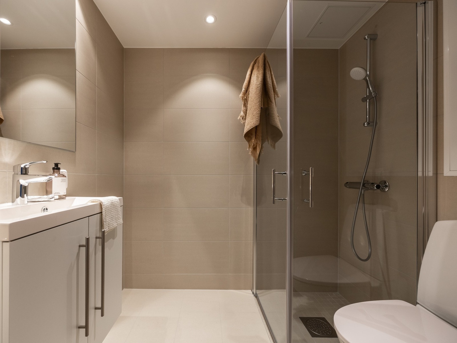 Videre får man et delikat helfliset bad med vannbåren gulvvarme, samt downlights i himling. Galleribilde