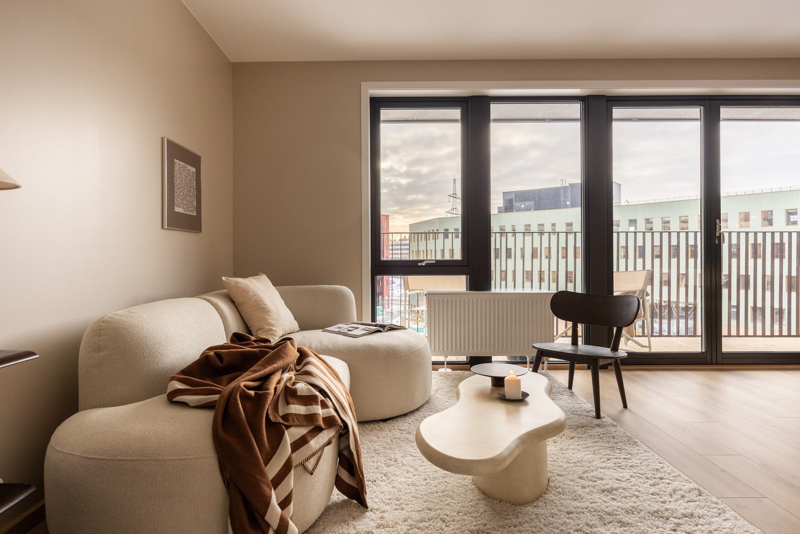 Store vindusflater fra gulv til tak slipper inn rikelig med naturlig lys. Galleribilde