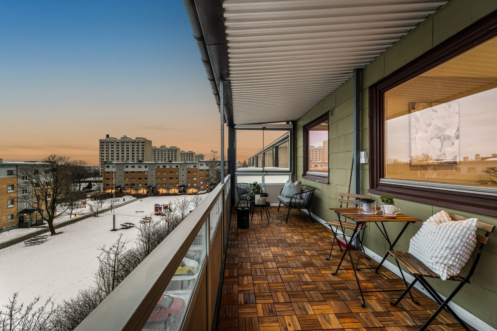 Det er plass til utemøbler i flere soner og grill Galleribilde