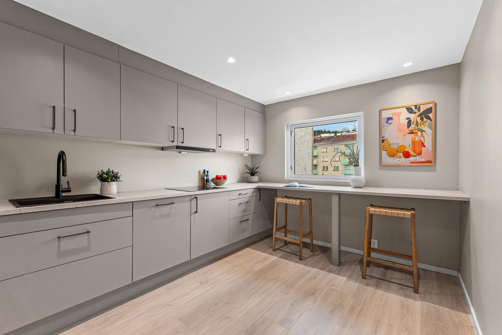 Nytt flott 1-stavs laminatgulv, kun glatte malte veggflater og downlights i himling Galleribilde