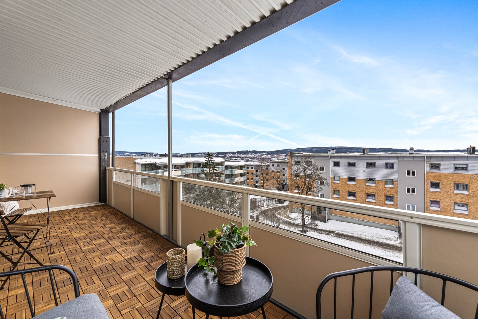 Sydvendt balkong på ca. 13m² med ypperlige solforhold og panoramautsikt fra side til side! Galleribilde