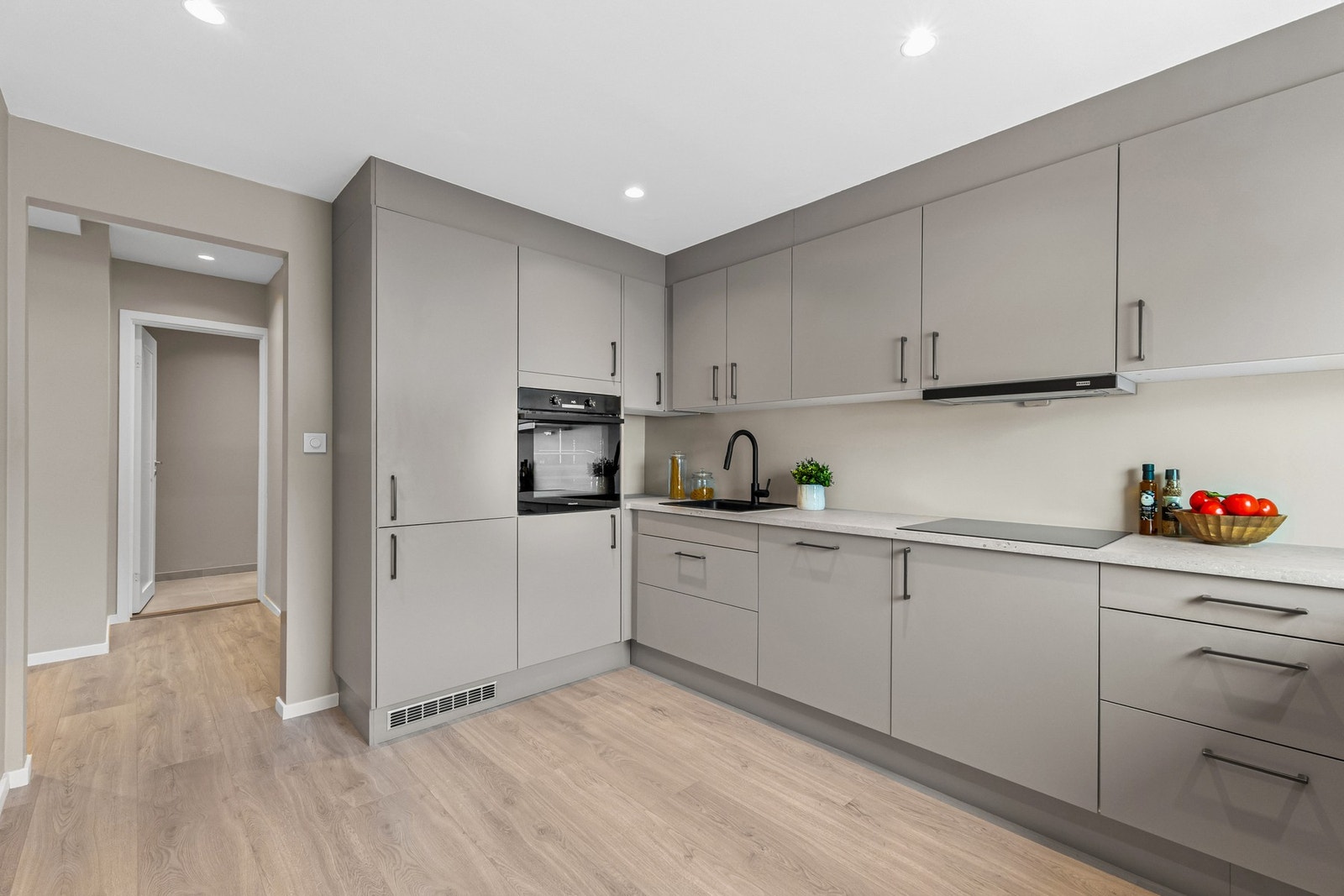 Integrerte hvitevarer som induksjonsplatetopp, stekeovn, oppvaskmaskin og kjøl/fryseskap i høyskap. Komfyrvakt samt aquastop/lekkasjevarsler med sensorer og magnetventil og helt ny varmtvannsbereder Galleribilde