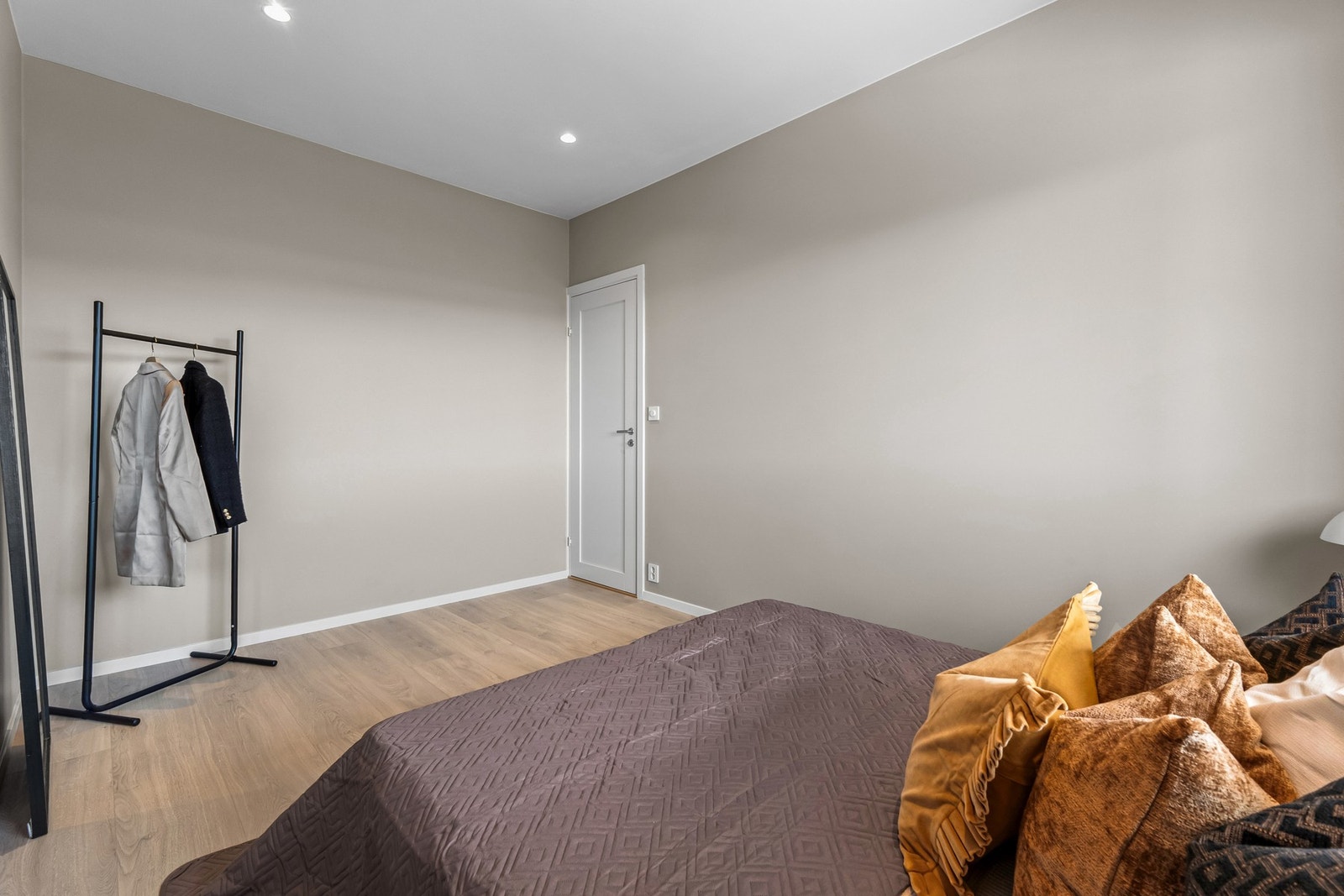 Det er plass til garderobe, kontorpult, dobbeltseng og nattbord Galleribilde