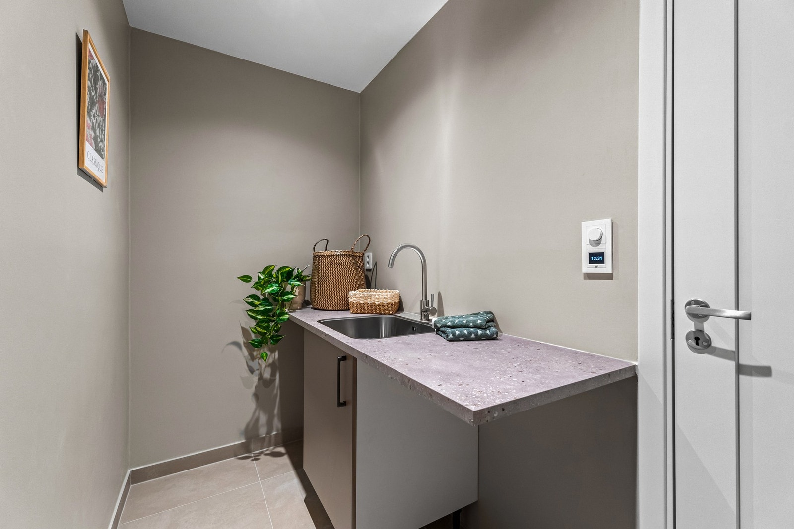 Rommet er innredet som vaskerom med flislagt gulv og varmekabler og downlights i himling og HTH innredning Galleribilde