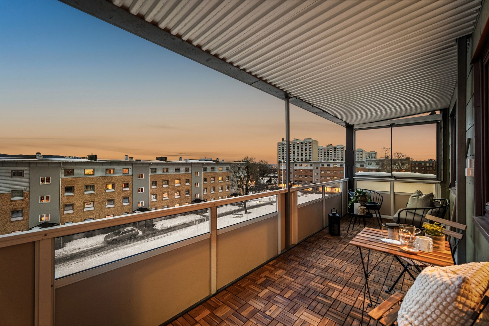 Her sitter du usjenert uten innsyn med flott utsikt mot sentrum og nærområdet Galleribilde