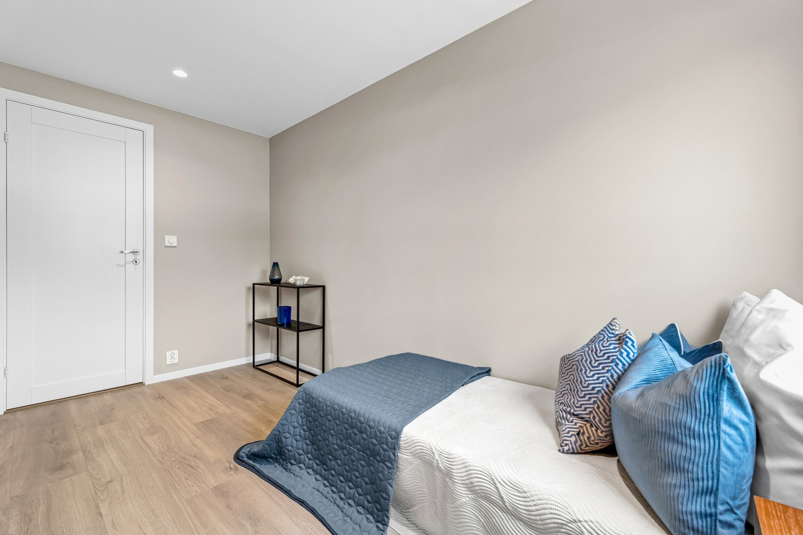 Det er plass til alt fra dobbeltseng til garderobe og kontorpult Galleribilde