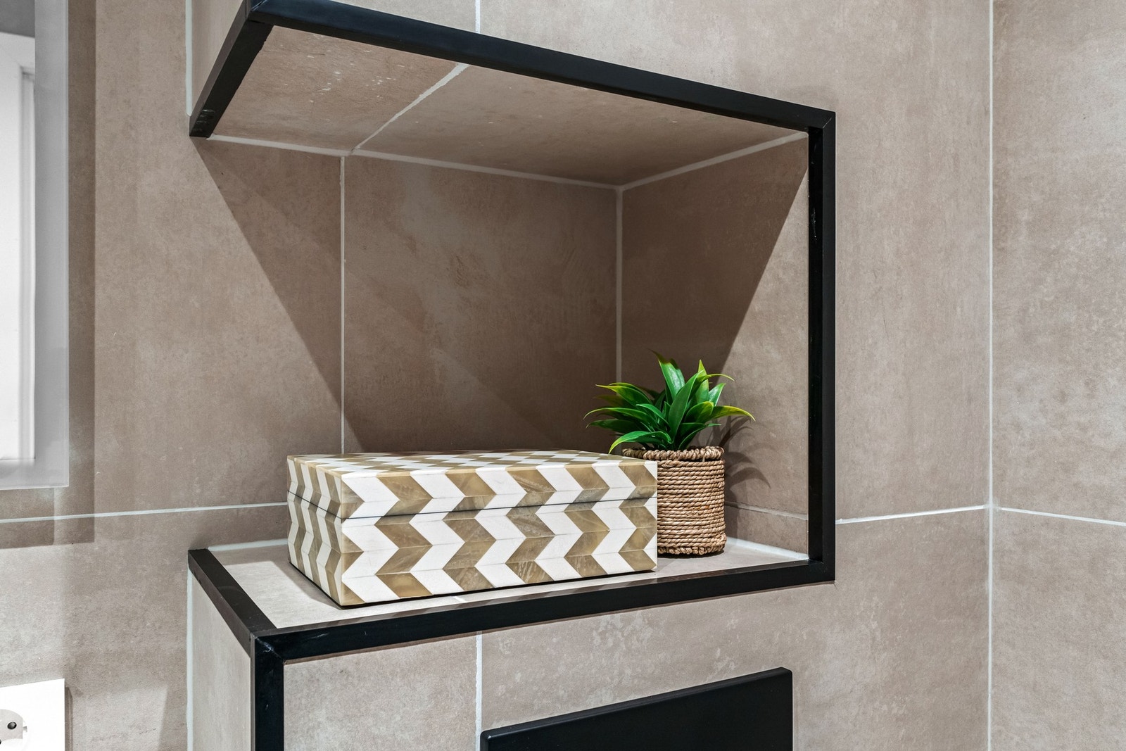 Det er nisjé i dusj og over wc, til pynt og praktisk oppbevaring Galleribilde