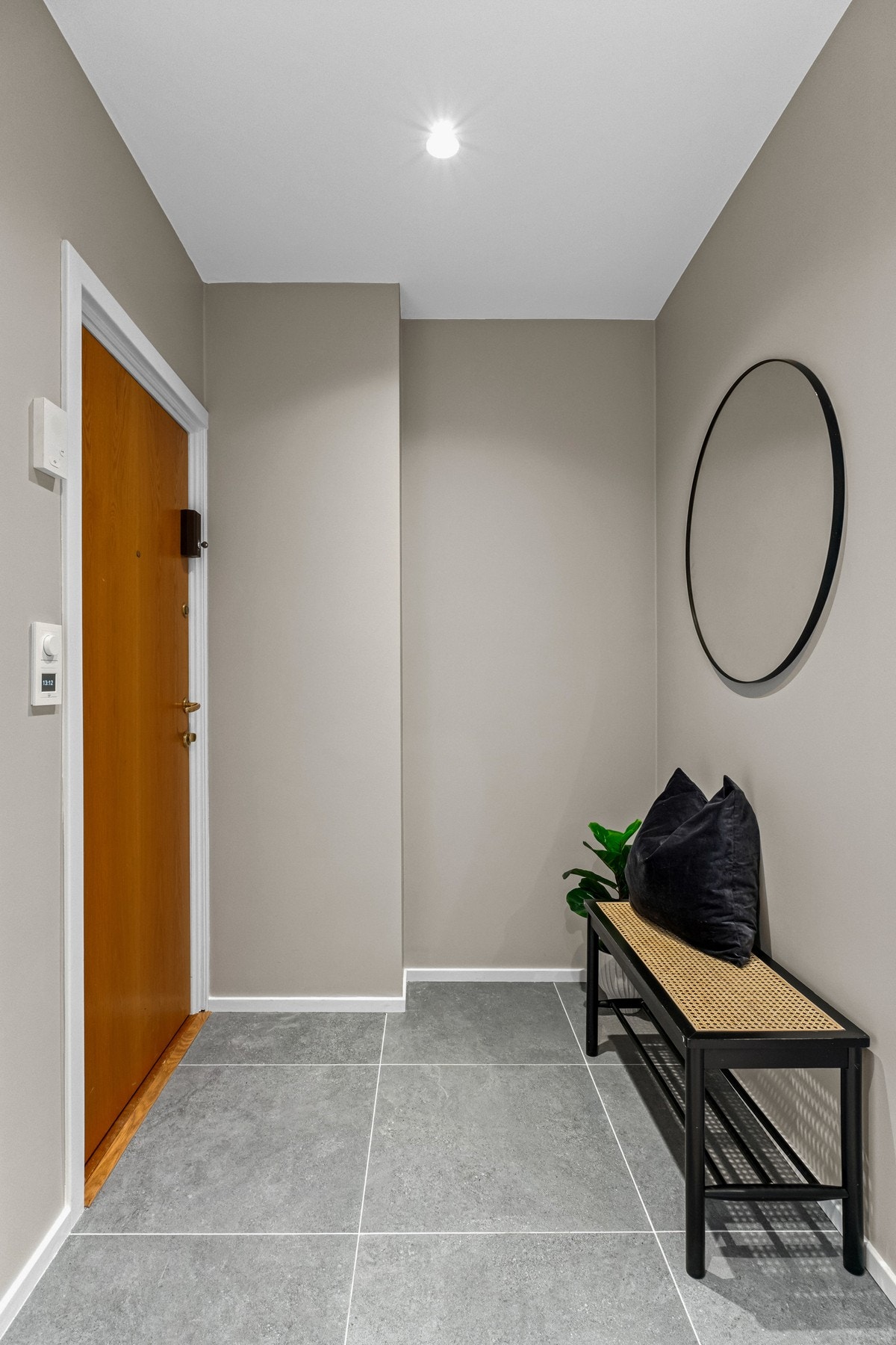 Flislagt inngangsparti med gulvvarme og plass til garderobeska<p, sittebenk eller lignende. Nyoppusset 2026 Galleribilde