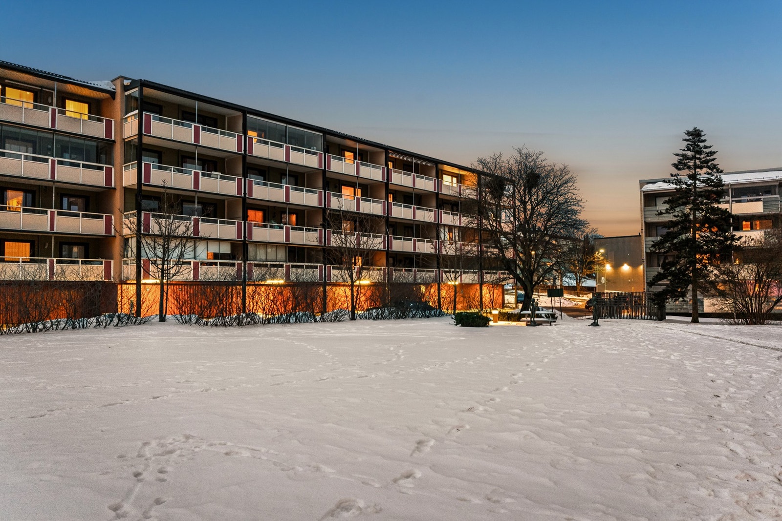 Velkommen til Veitvetveien 1c og et hyggelig nabolag med kort vei til sentrum, skog og mark og alt annet du behøver i hverdagen Galleribilde