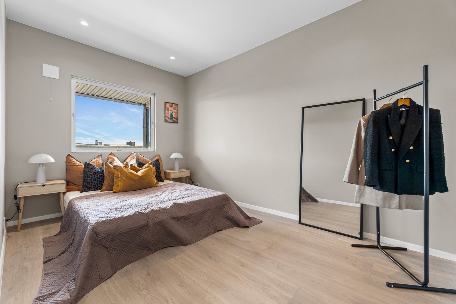 Boligens hovedsoverom har veldig god størrelse og med ny og fin standard fra 2026 Galleribilde