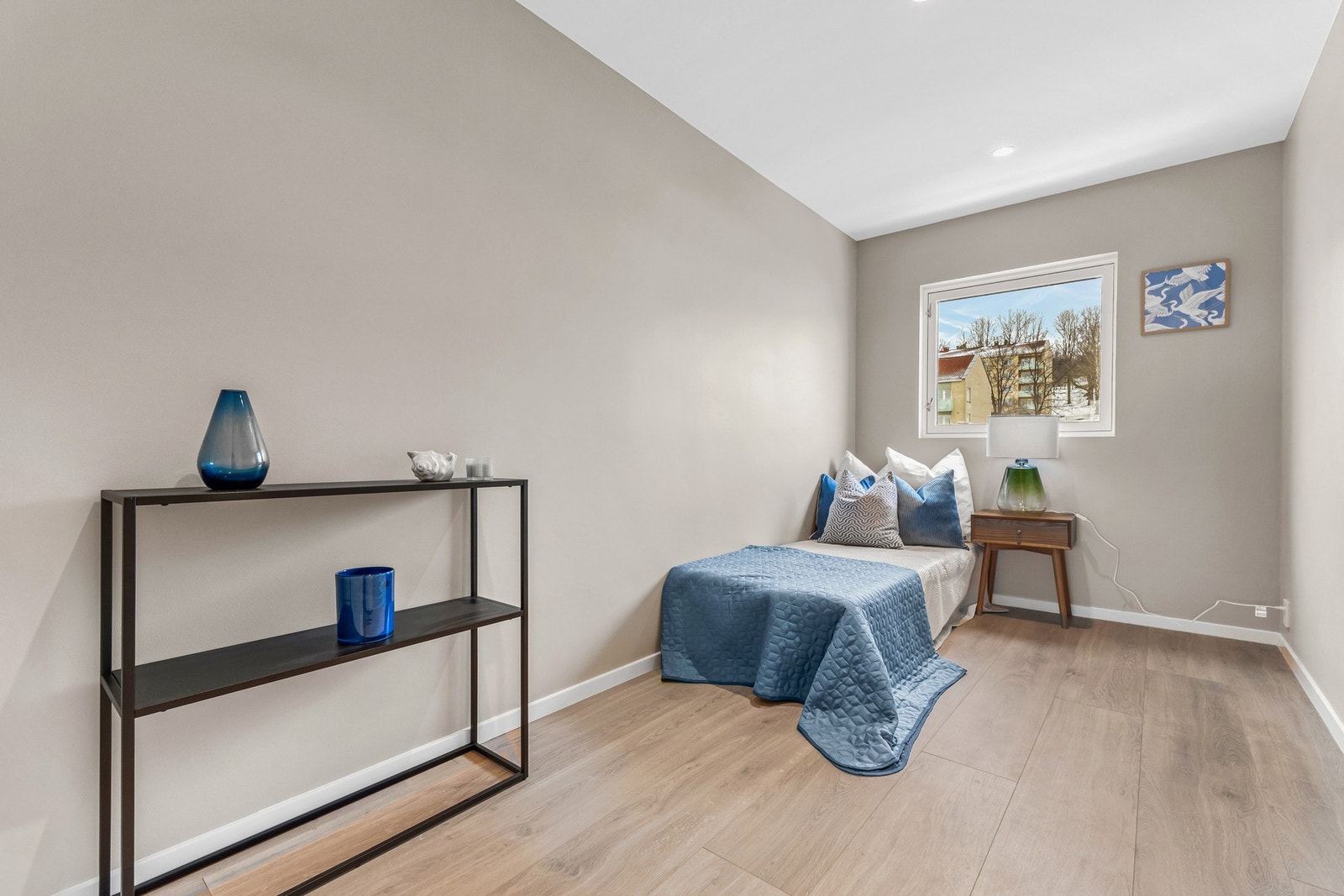 Soverom 2 har fin størrelse og har nytt 1stavs laminatgulv, glatte malte veggflater i "soothing beige" samt downlights i himling Galleribilde