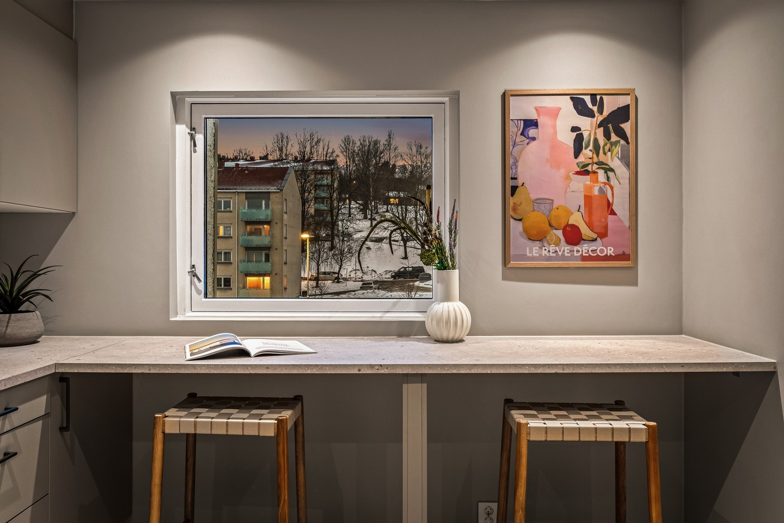 Praktisk og stilren benkeplate med sitteplass og utsikt til frokosten og morgenkaffen Galleribilde