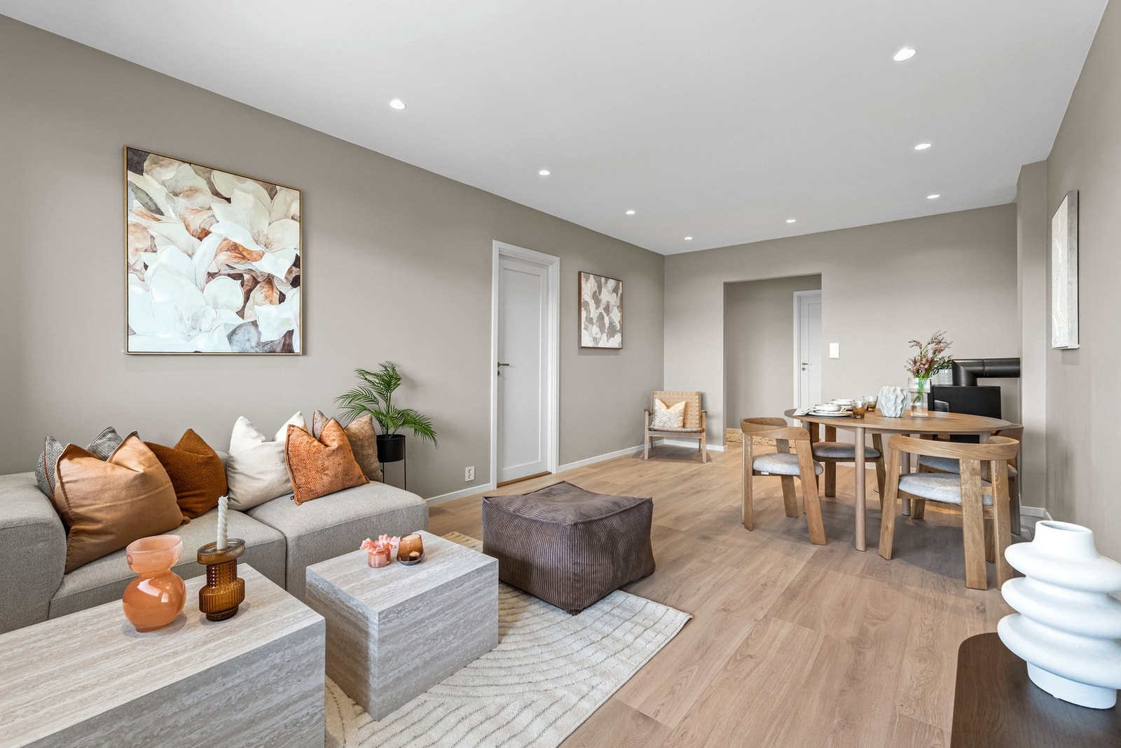 Velkommen til en nyoppusset og totalrenovert 3-roms selveier i Veitvetveien 1c presentert av Daniel Bigom v/ PrivatMegleren Atrium! Galleribilde