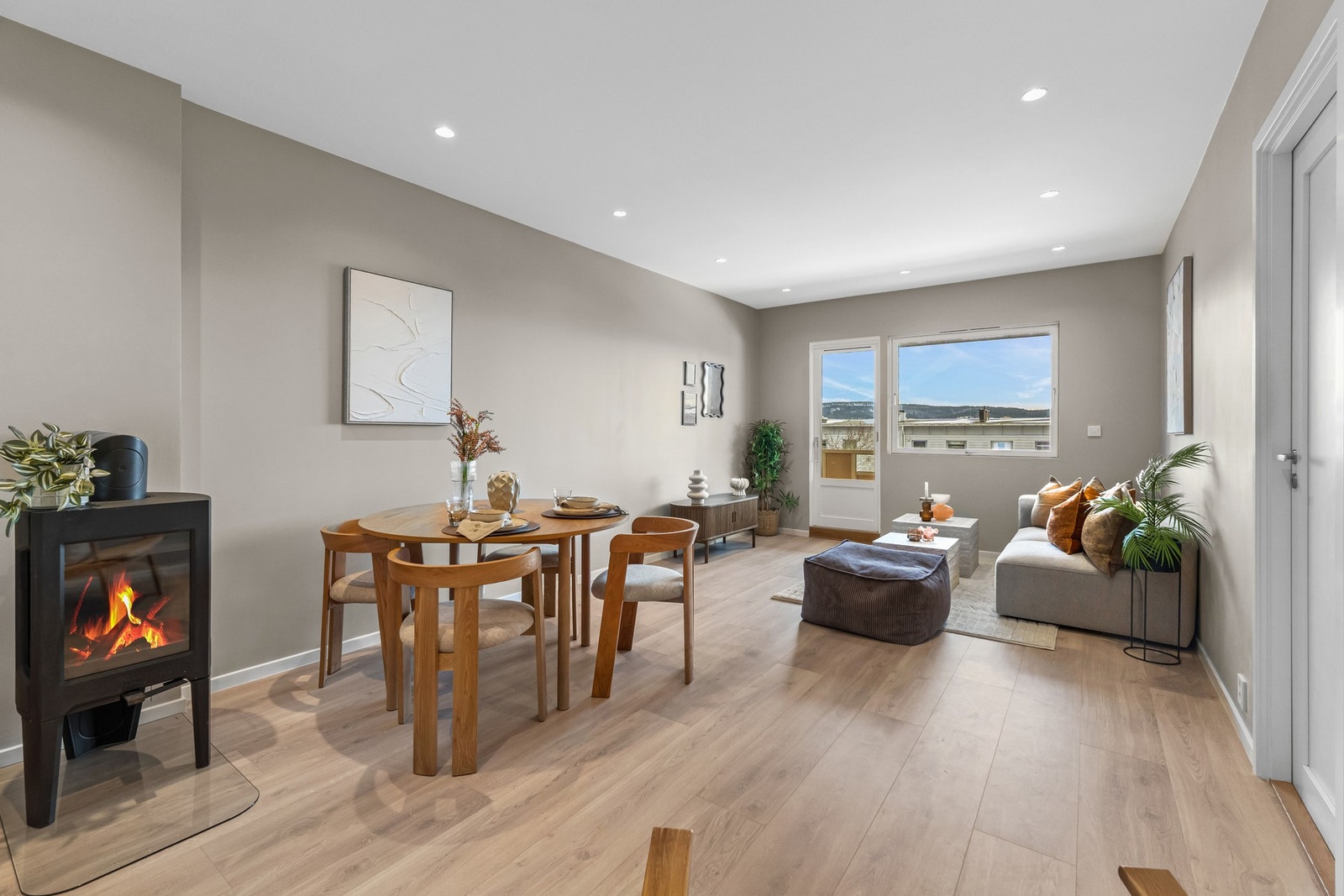 Hele boligen er totalrenovert og ferdigstilt februar 2026. Alt fra elektrisk anlegg, rør, innredning, gulv, vegger, tak osv osv er nytt! Galleribilde