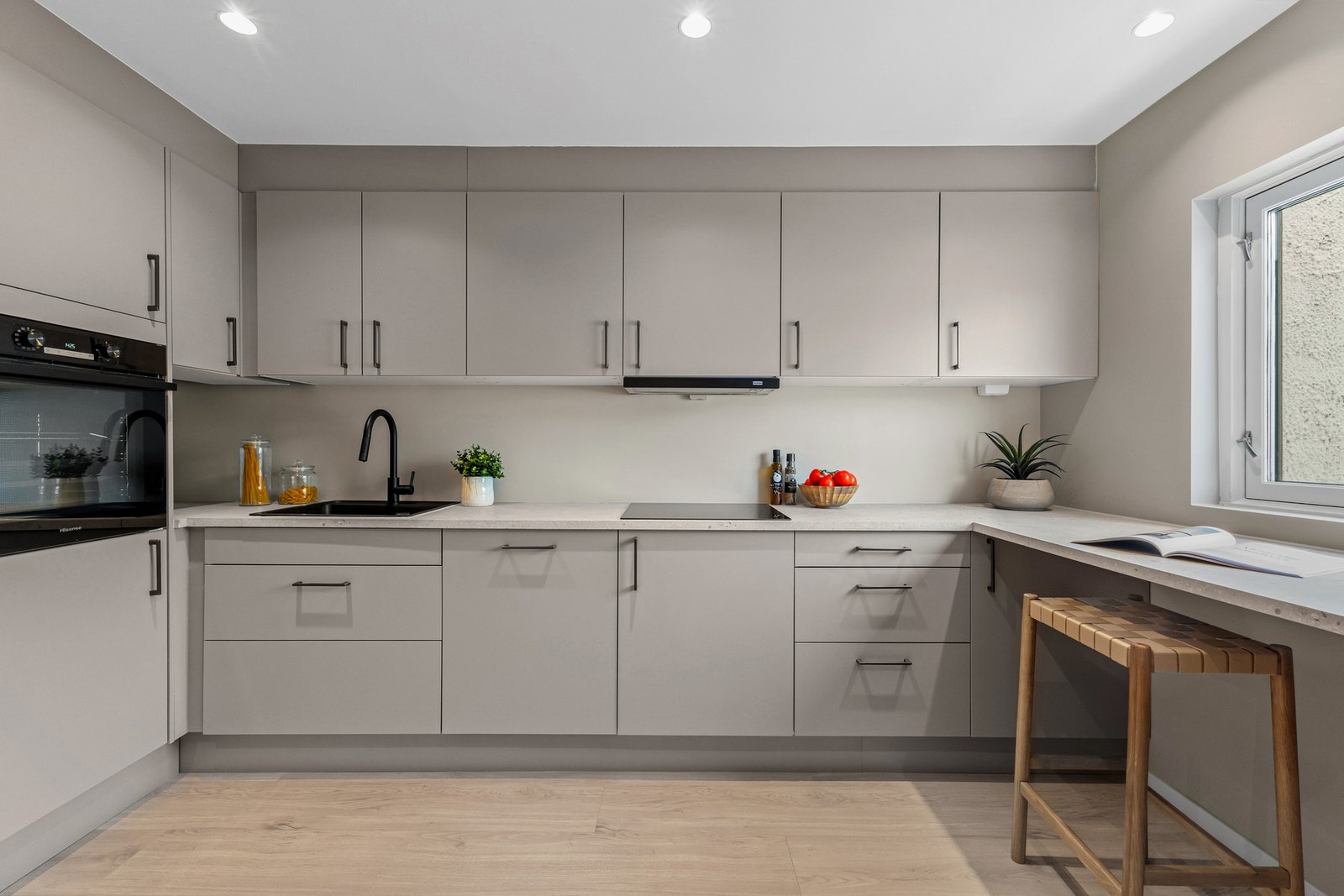 Splitter nytt HTH kjøkken med masse av plass. Alt i rommet er nytt! Galleribilde