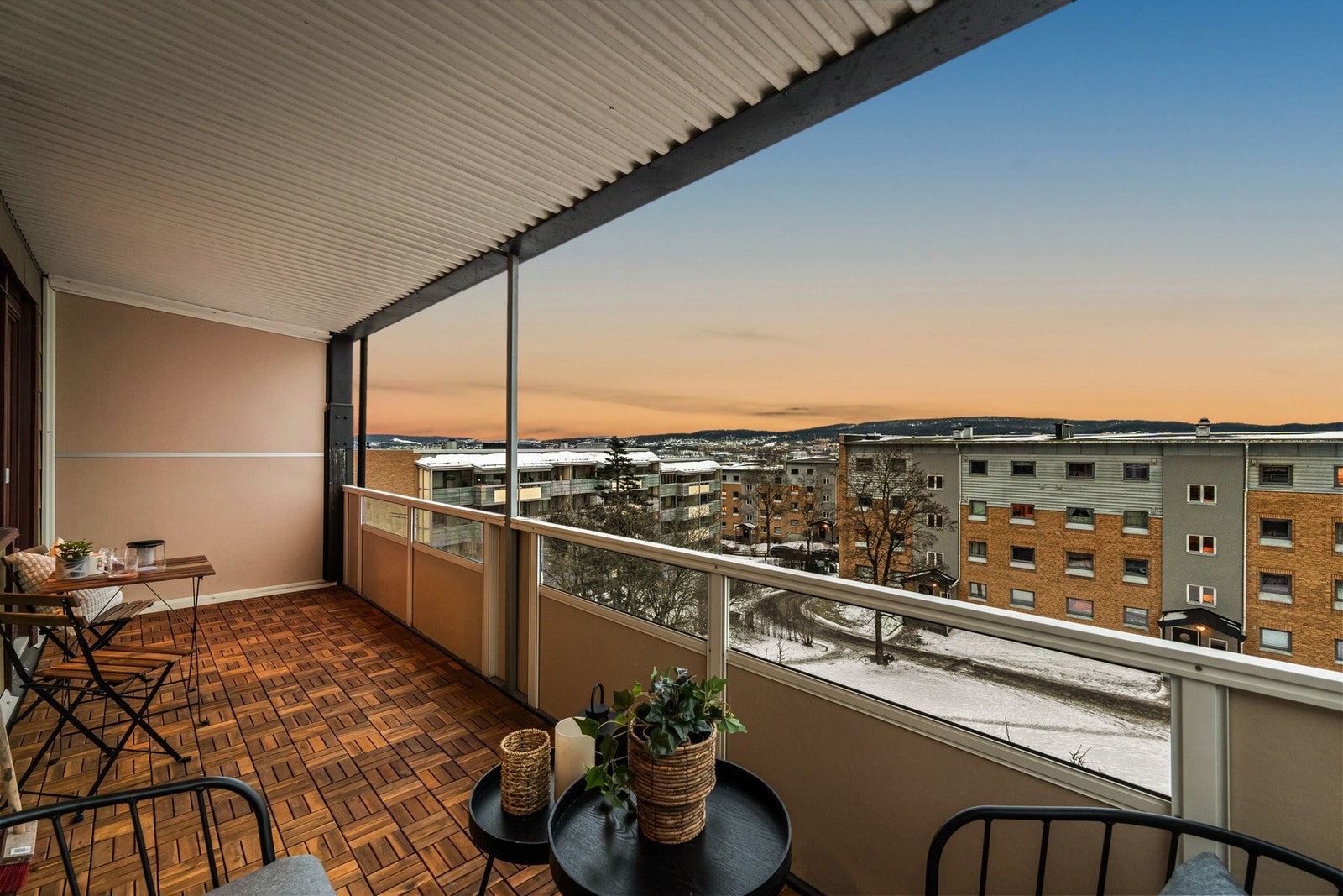 Her får du bl.a. en stor og fin balkong med fantastisk utsikt og topp solforhold! Galleribilde