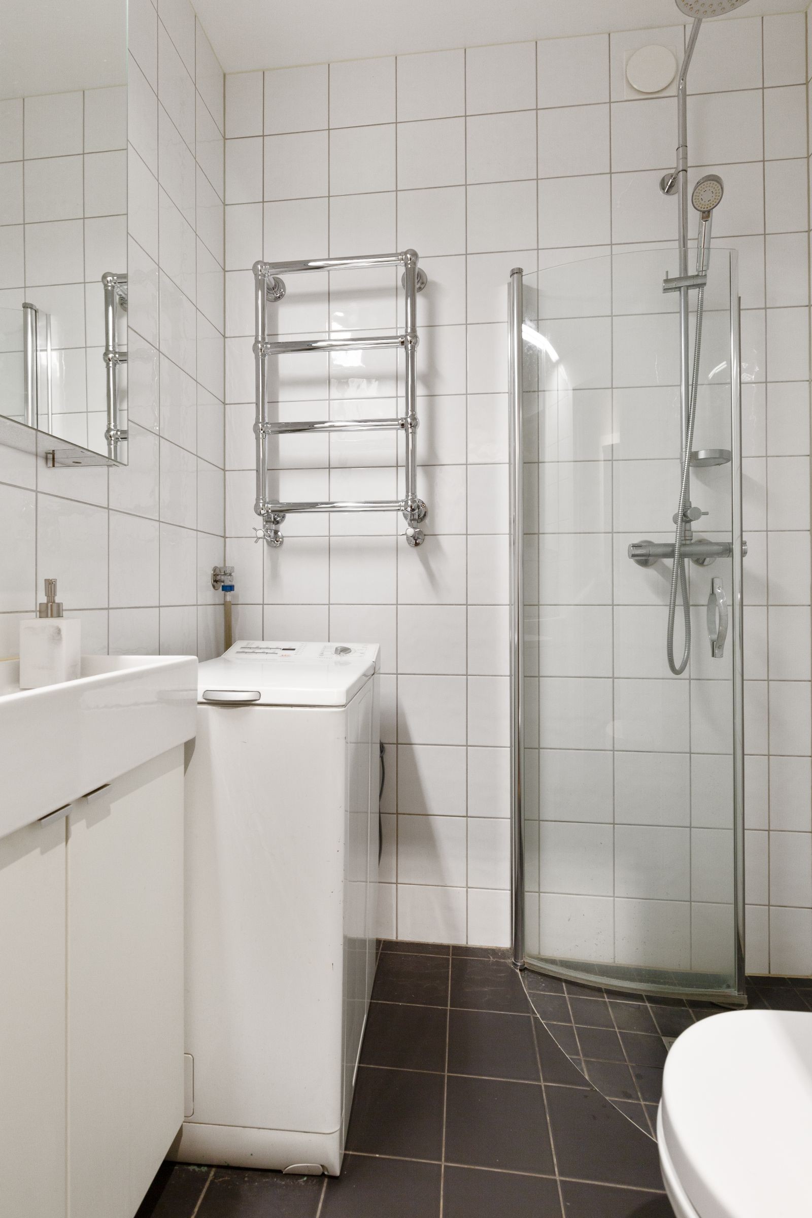 Delikat flislagt bad med varmekabler Galleribilde