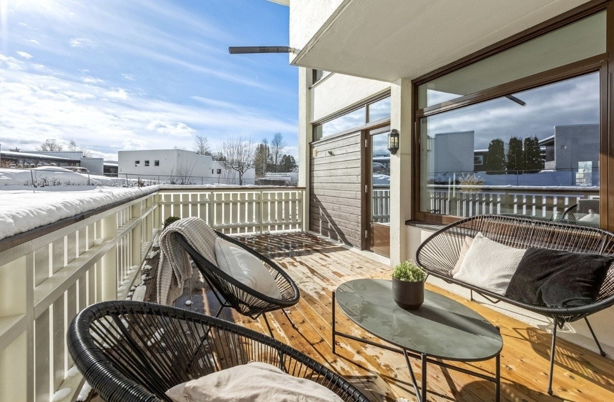 Det er to sofaer, bord og putekasse samt parasoll (ikke avbildet) Galleribilde