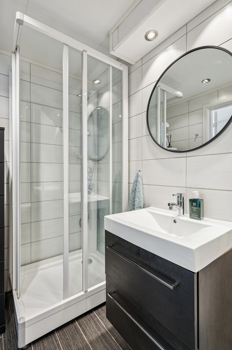 Dusjkabinett, vask med skuffer samt en kommode til oppbevaring Galleribilde