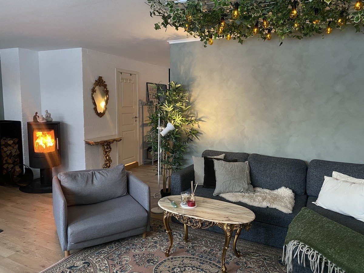 Sovesofa med oppbevaring til overmadrass osv. Grå stol kan brettes ut til enkeltseng. Galleribilde