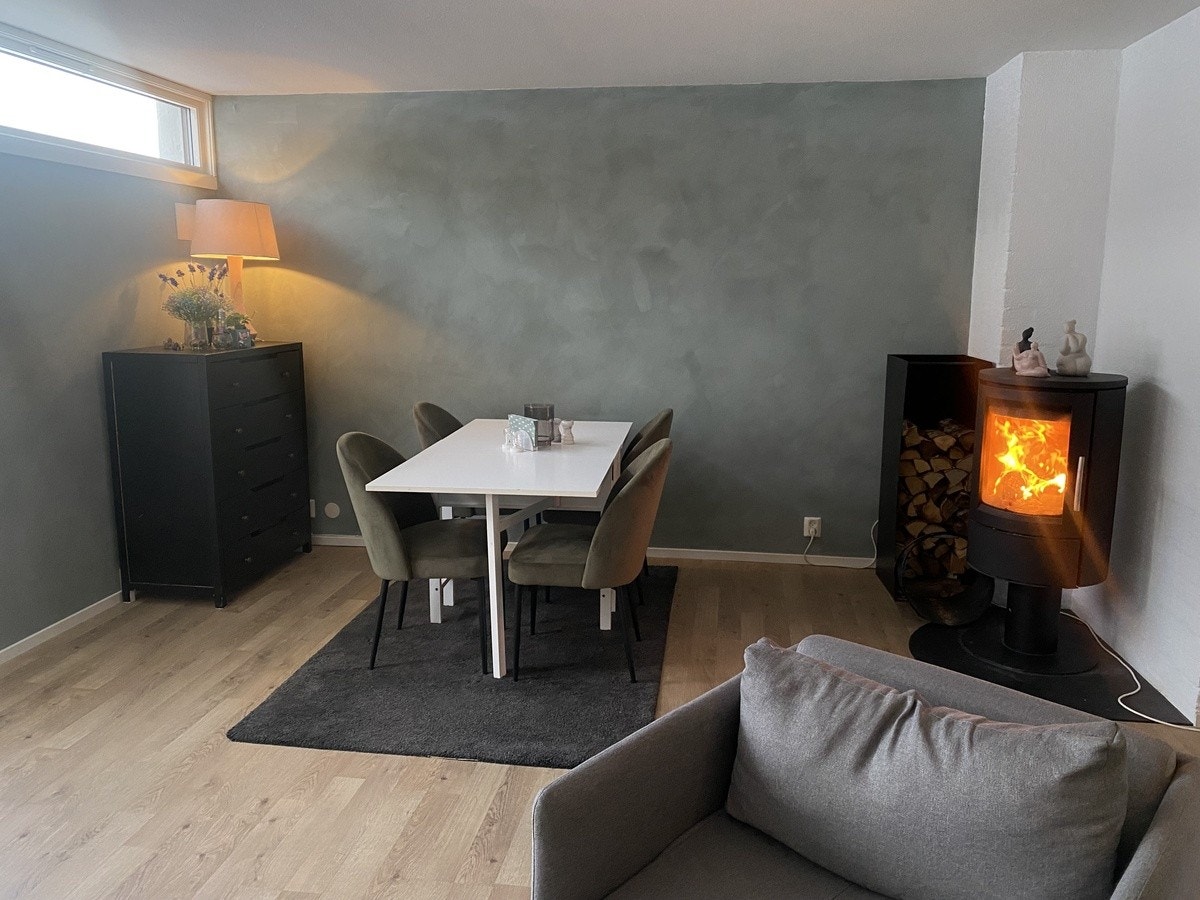 Spisestue og peis i stua Galleribilde