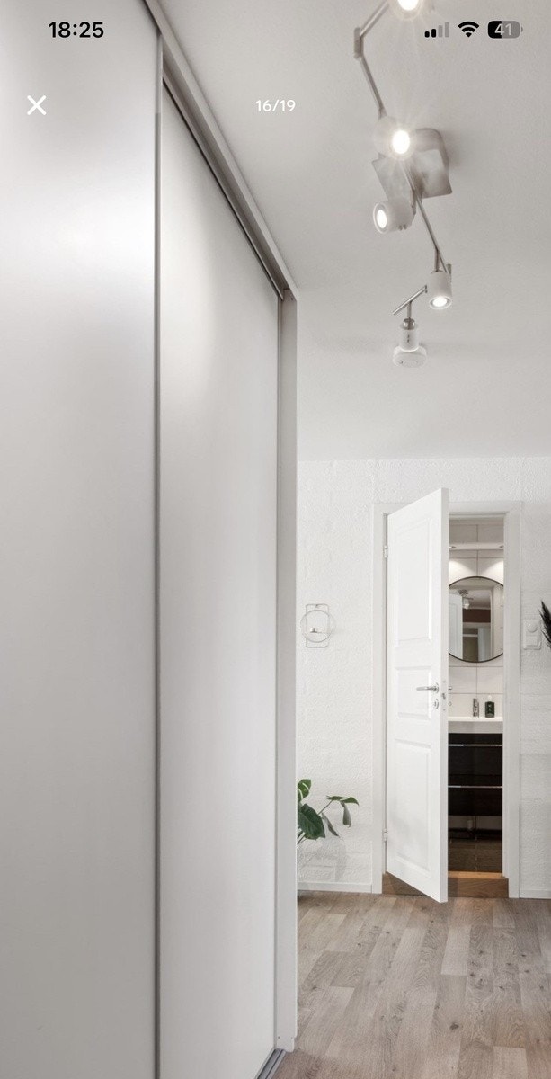 Entreen har skyvedørsgarderobe som gir god plass til oppbevaring Galleribilde