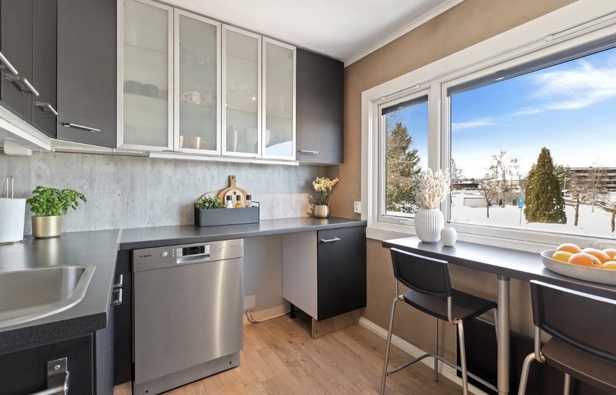 Kjøkkenet har frittstående komfyr, kjøl/frys, ekstra frys og oppvaskmaskin (ikke avbildet) Galleribilde