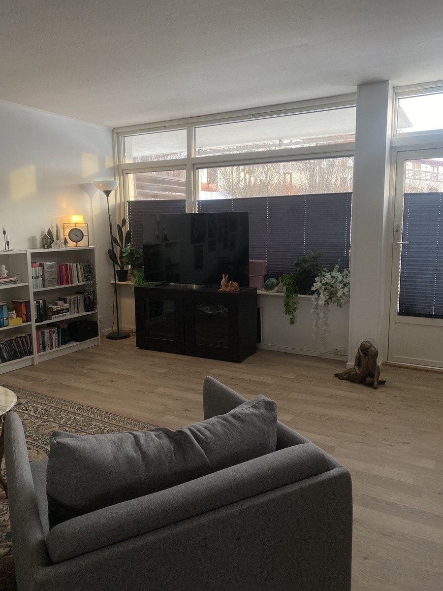 Store vinduer i stua som gir mye lys! Mulighet å skjerme med svarte lameller. Galleribilde