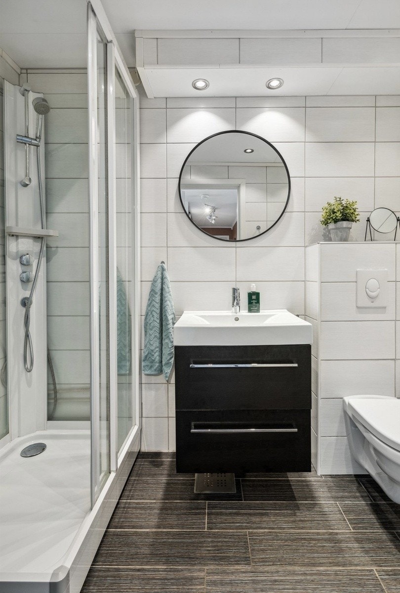 Flislagt bad med varmekabler i gulvet. Galleribilde