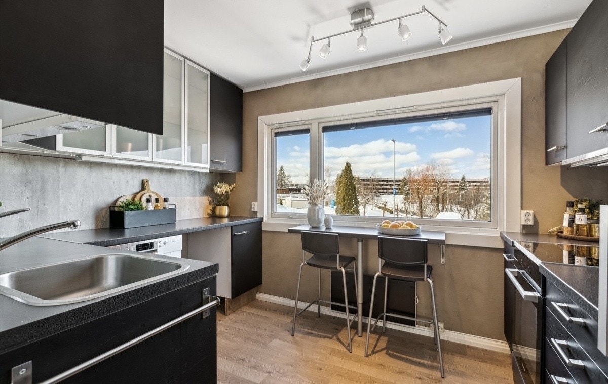 Kjøkkenet har god løsning med masse skap- og benkeplass, samt en spiseplass med koselig utsyn. Galleribilde