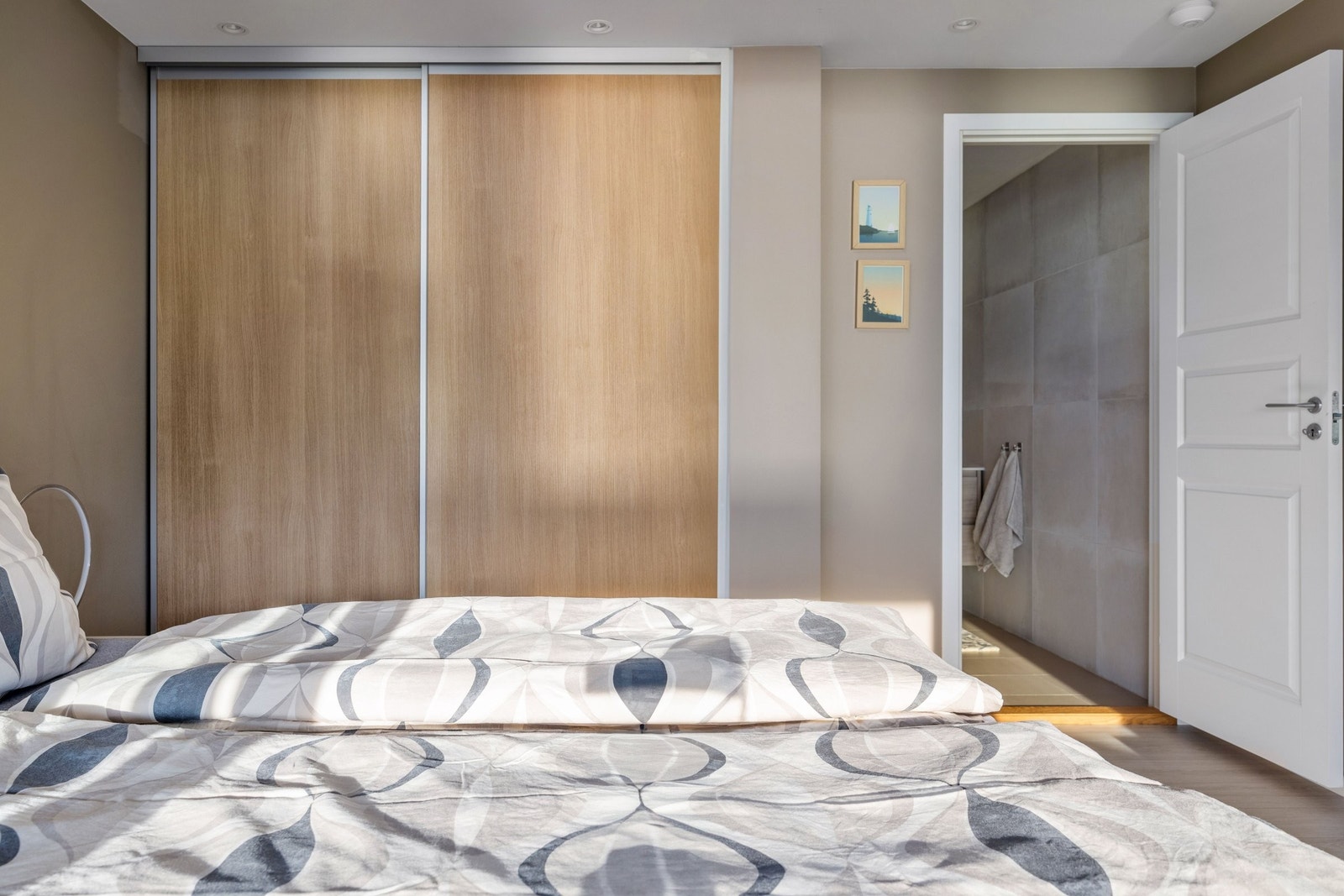 Romslig soverom med nærhet til eget bad. Galleribilde