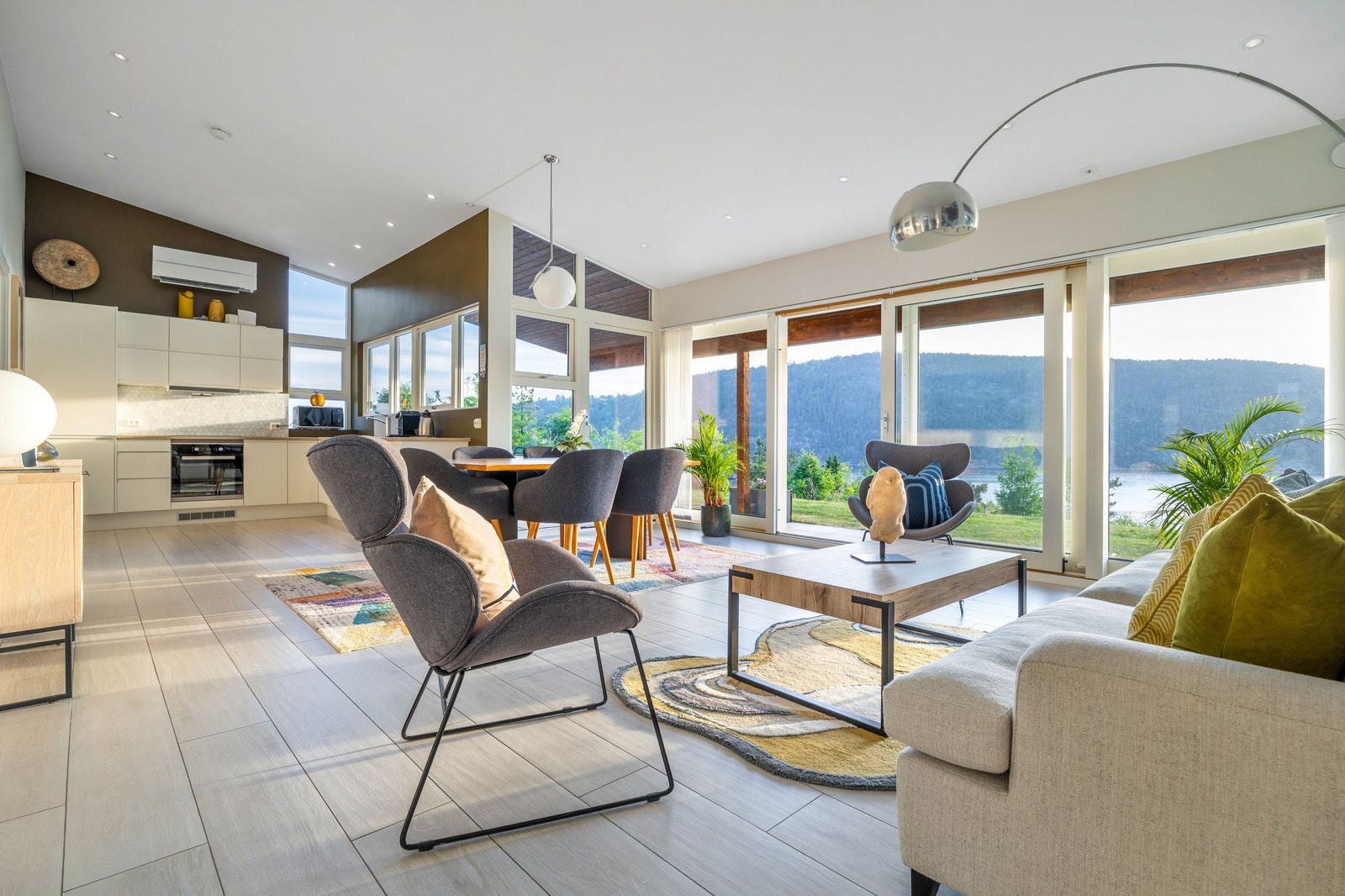 Åpen kjøkkenløsning mot stue. Galleribilde