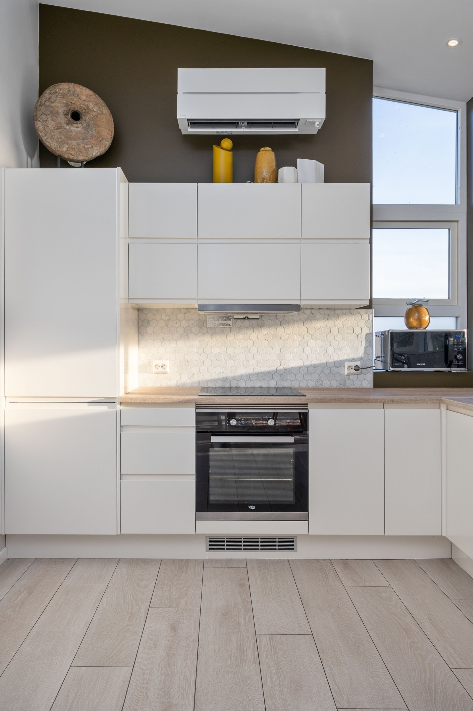 Lys kjøkkenløsning med naturlig dagslys. Galleribilde