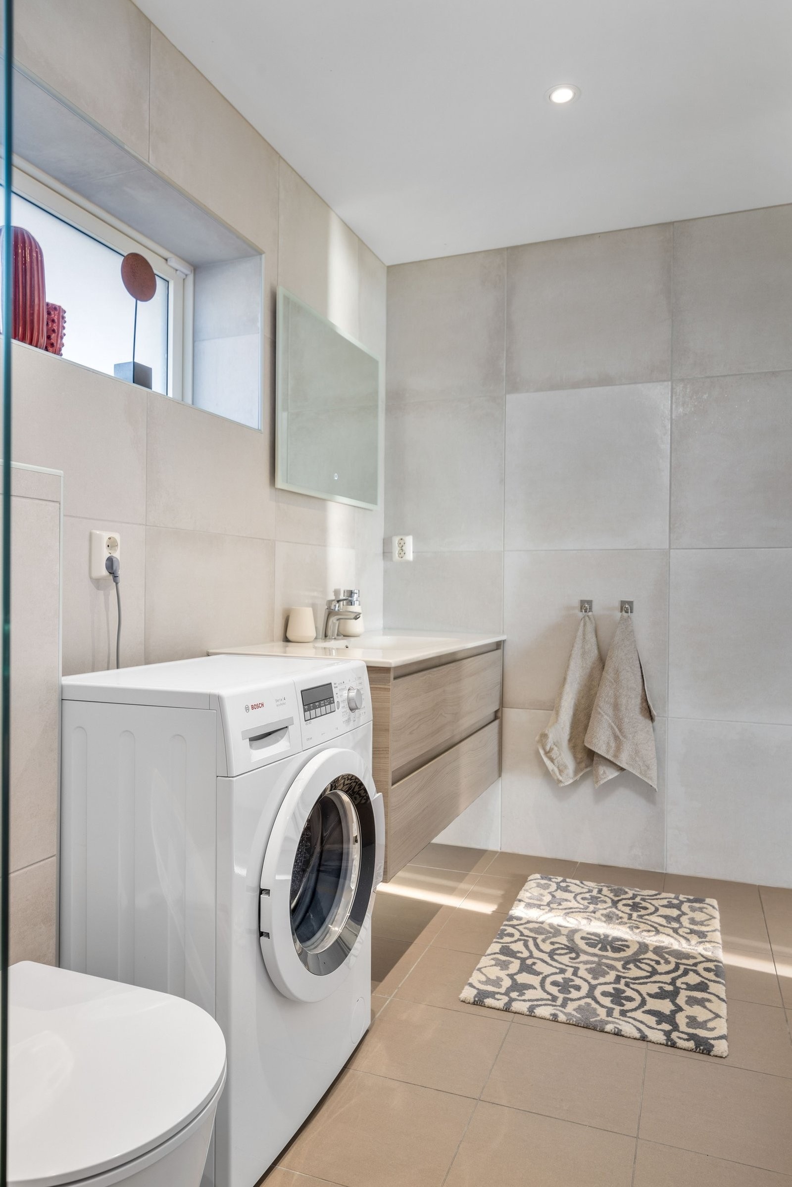 Lys og funksjonell baderomsinnredning. Galleribilde