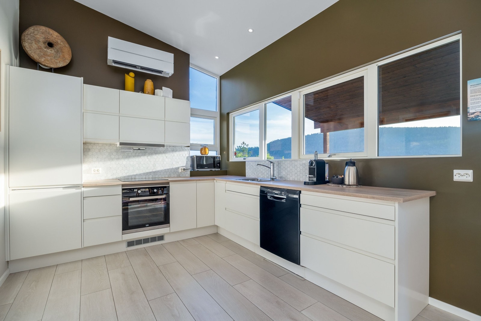 Funksjonelt kjøkken med god benkeplass. Galleribilde