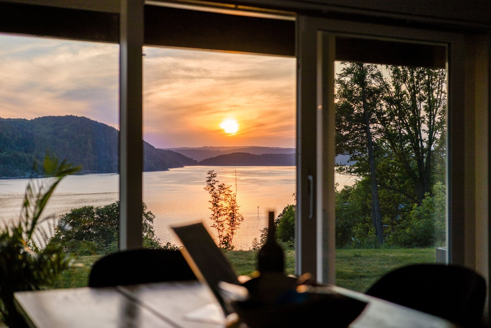 Vidstrakt utsikt over fjorden og omkringliggende landskap. Galleribilde